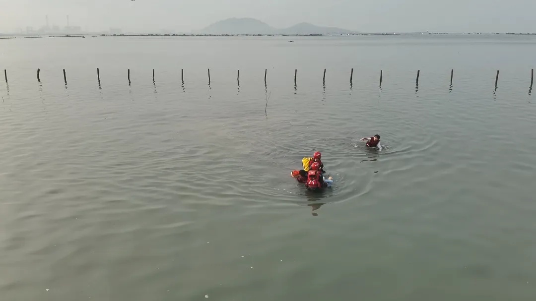 三人凌晨赶海太忘我，回头一看，危险！