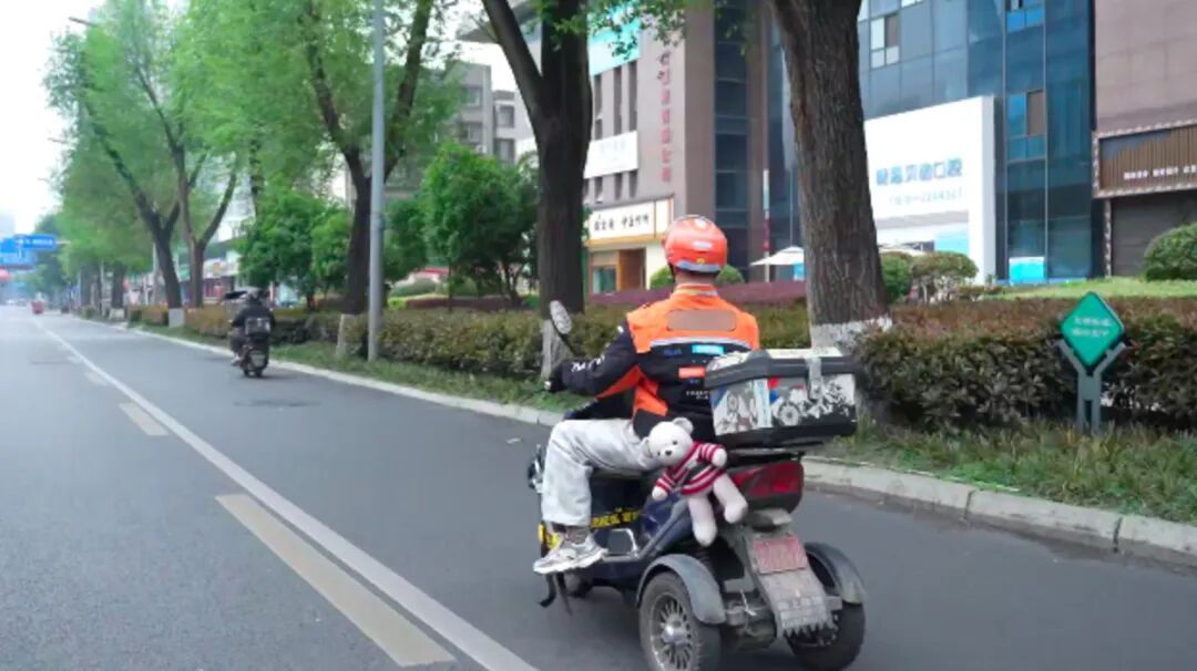 他舍不得吃、舍不得穿，却花2000多元买下一个书柜……