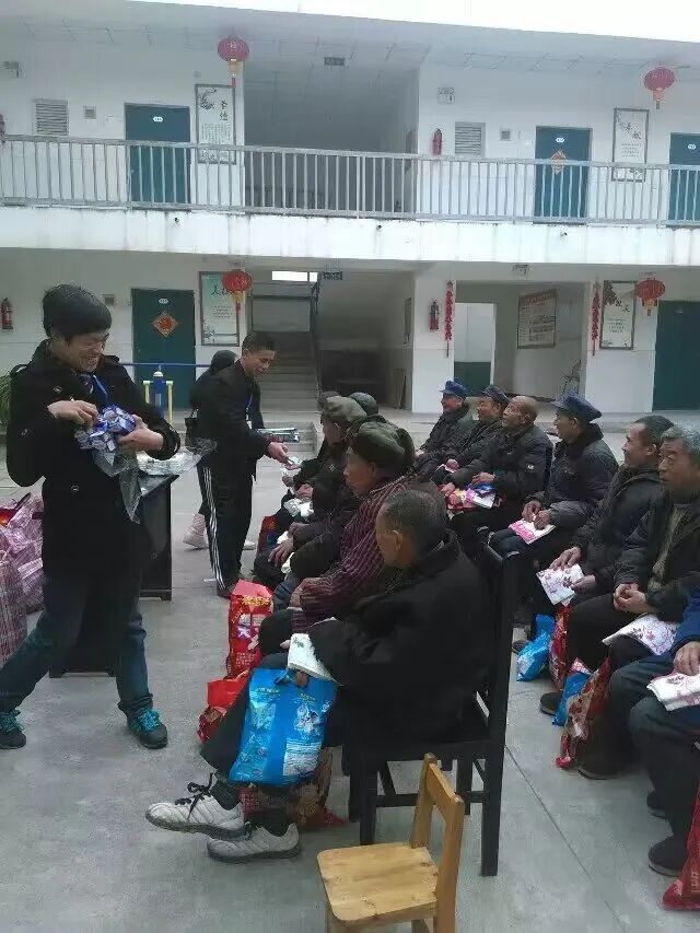 他舍不得吃、舍不得穿，却花2000多元买下一个书柜……