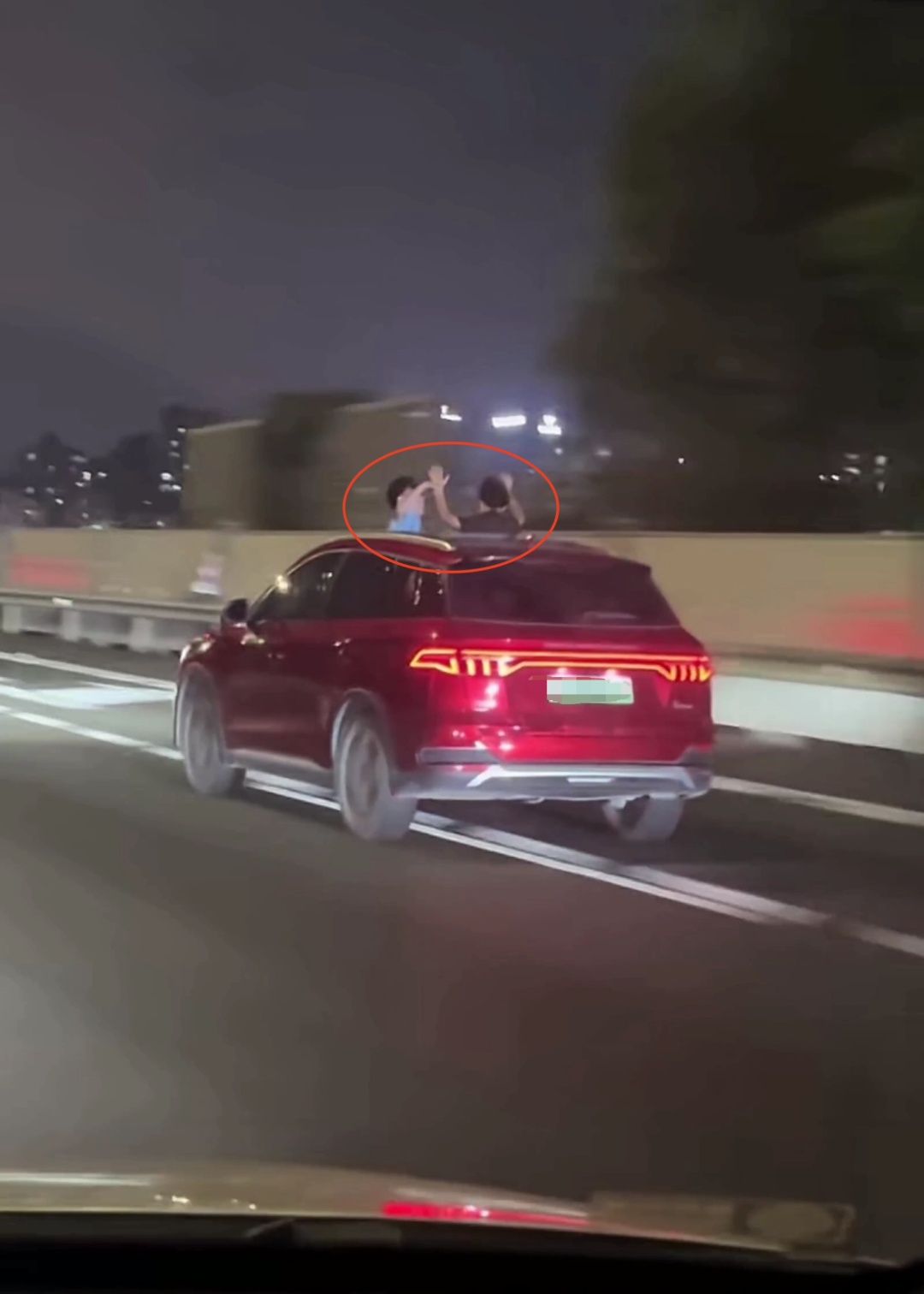 广东两名儿童伸出行驶车辆的天窗外嬉闹，最新进展：司机被罚款300元，记3分