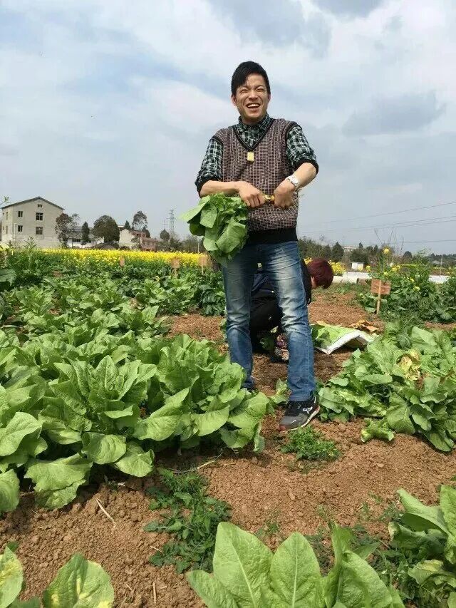 他舍不得吃、舍不得穿，却花2000多元买下一个书柜……