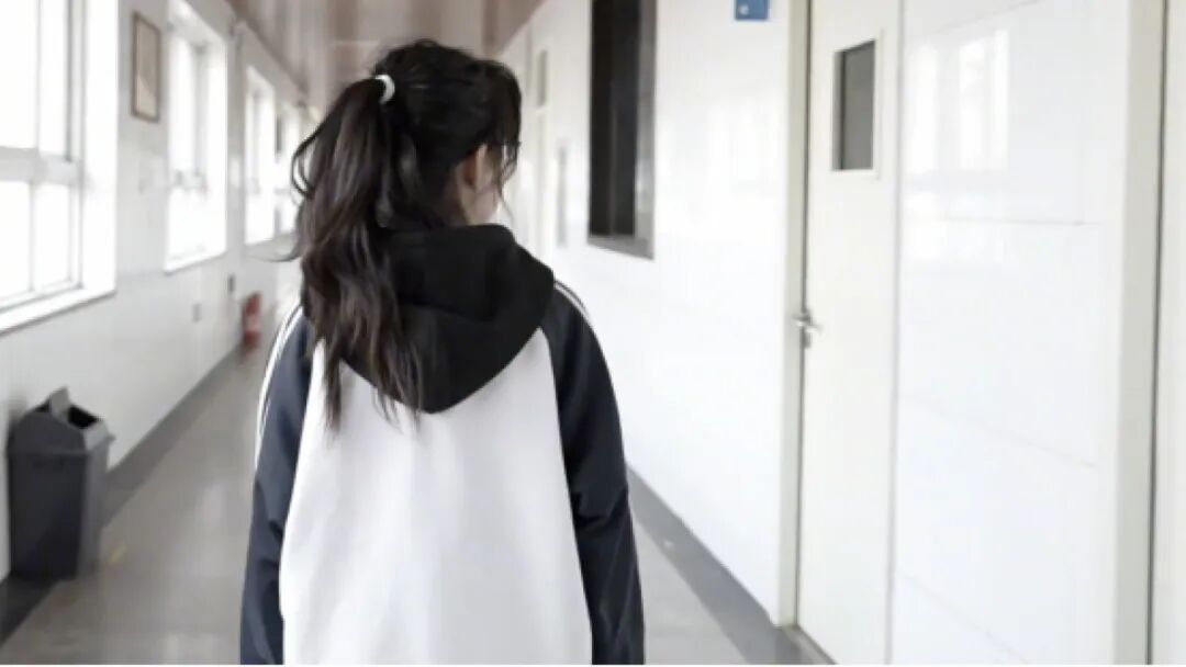 14岁女生胳膊上满是划痕，老师坚持让家长带去看病，家长：她能吃能睡没问题