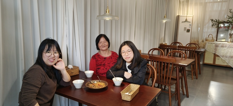 常德一高中拍毕业照，轮椅女孩被校领导推到C位，校方：她很努力，大家习惯了关照她