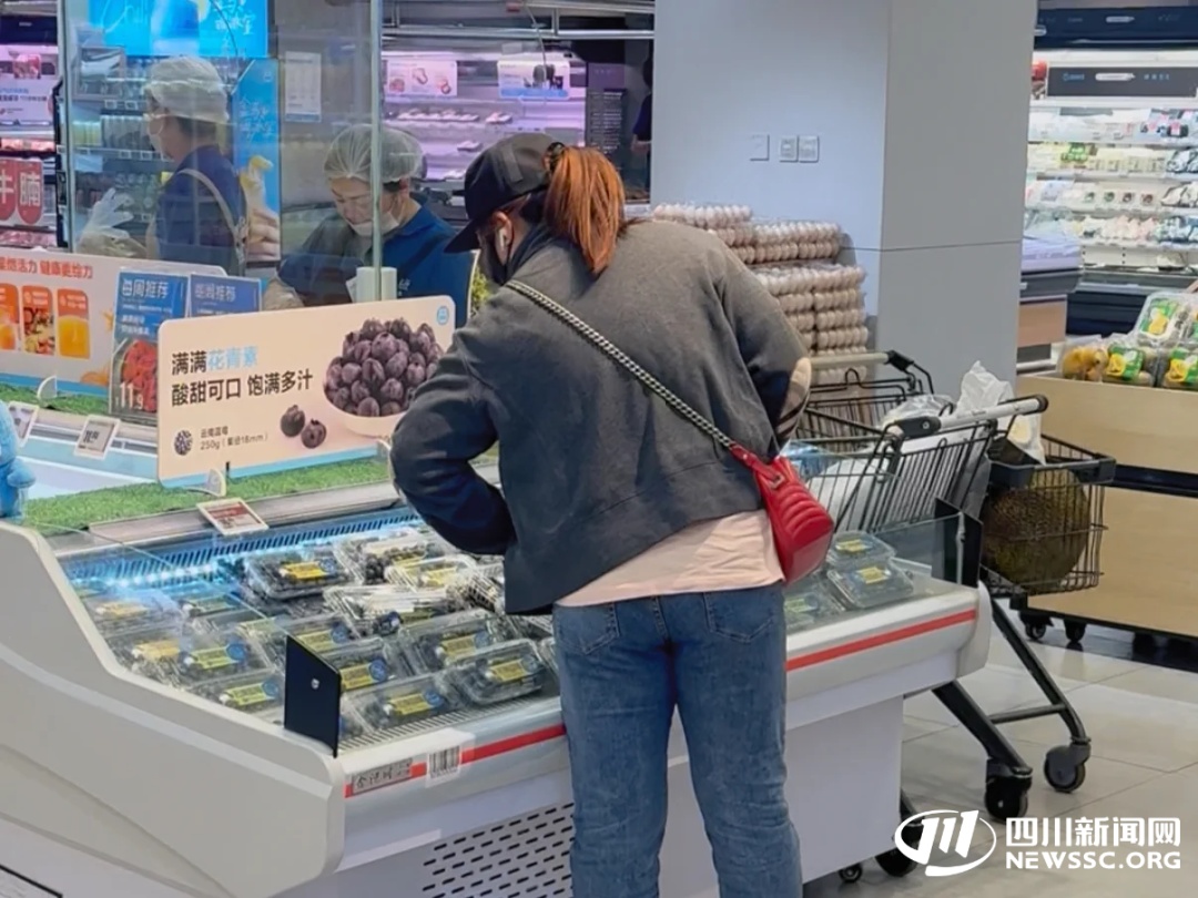 蓝莓价格大降五成，市民成桶买，专家提醒：那层“白霜”别搓掉