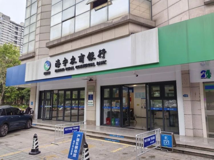 浙江海宁方女士称同学推荐了一个投资平台，民警当面拨通同学电话……