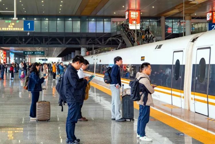 网友找的超帅列车员，小编帮你查到车次了！