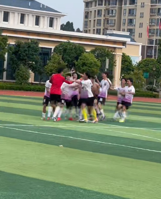 刻在麻阳人骨子里的龙舟基因，学生点球获胜后“划龙船”庆祝：想让更多人看到麻阳龙舟