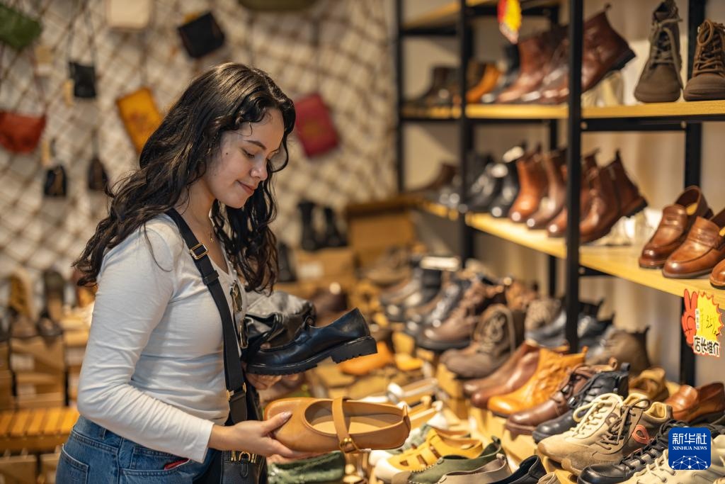 山城魅力引客来 外国游客沉浸式感受“中国式安全感”