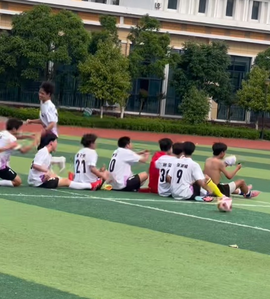 刻在麻阳人骨子里的龙舟基因，学生点球获胜后“划龙船”庆祝：想让更多人看到麻阳龙舟