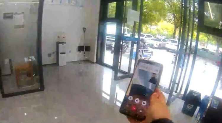 浙江海宁方女士称同学推荐了一个投资平台，民警当面拨通同学电话……