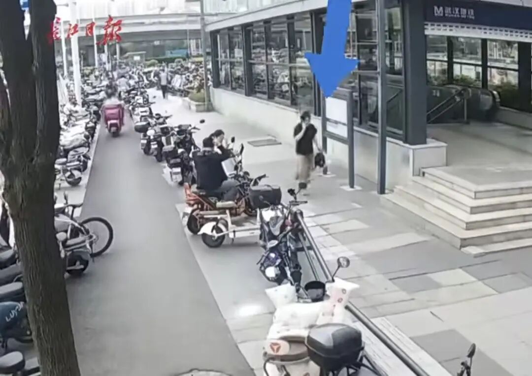 武汉一辅警陪妻儿逛街吃饭，突然消失！离开前对妻子说了一句话