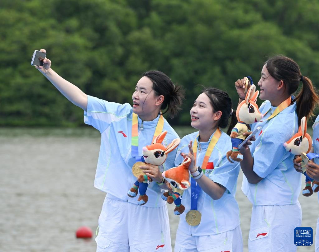 亚沙会龙舟女子组：中国队夺得12人龙舟100米直道赛决赛冠军