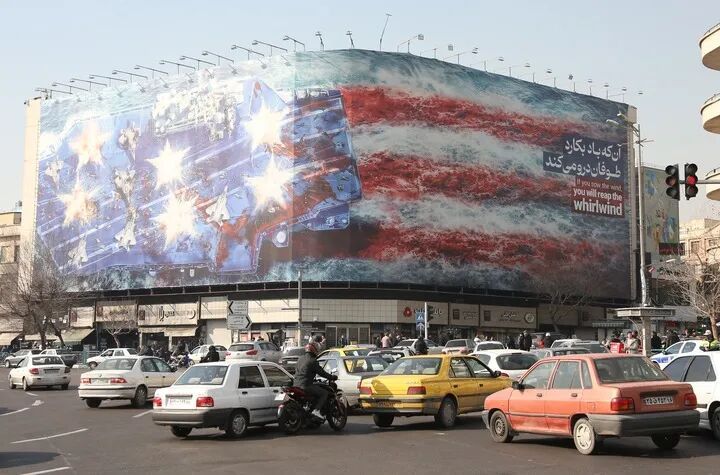 伊朗挂出巨幅海报：“特朗普说什么都没用”