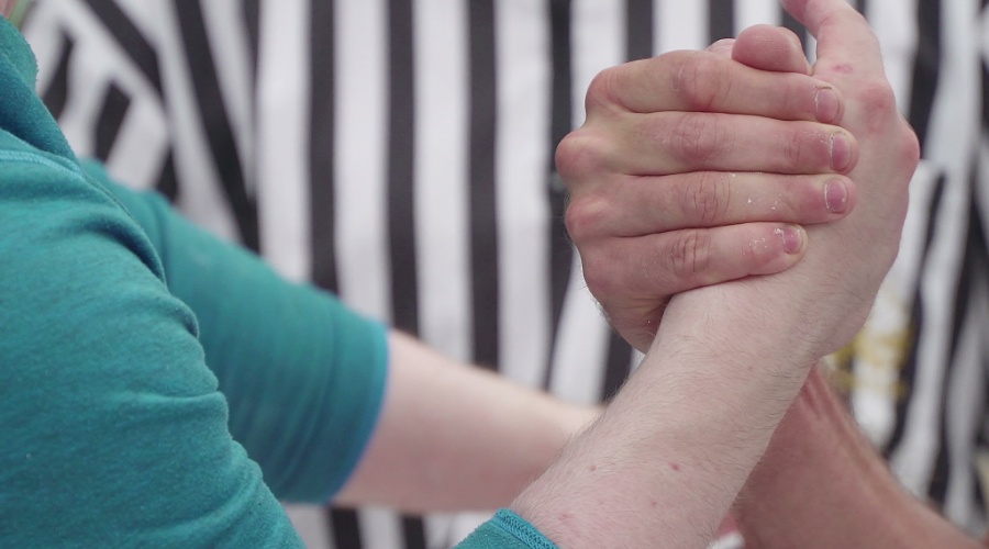 两人掰手腕致一人手臂骨折，起诉索赔遭法院驳回：系自愿参与，符合“自甘风险”