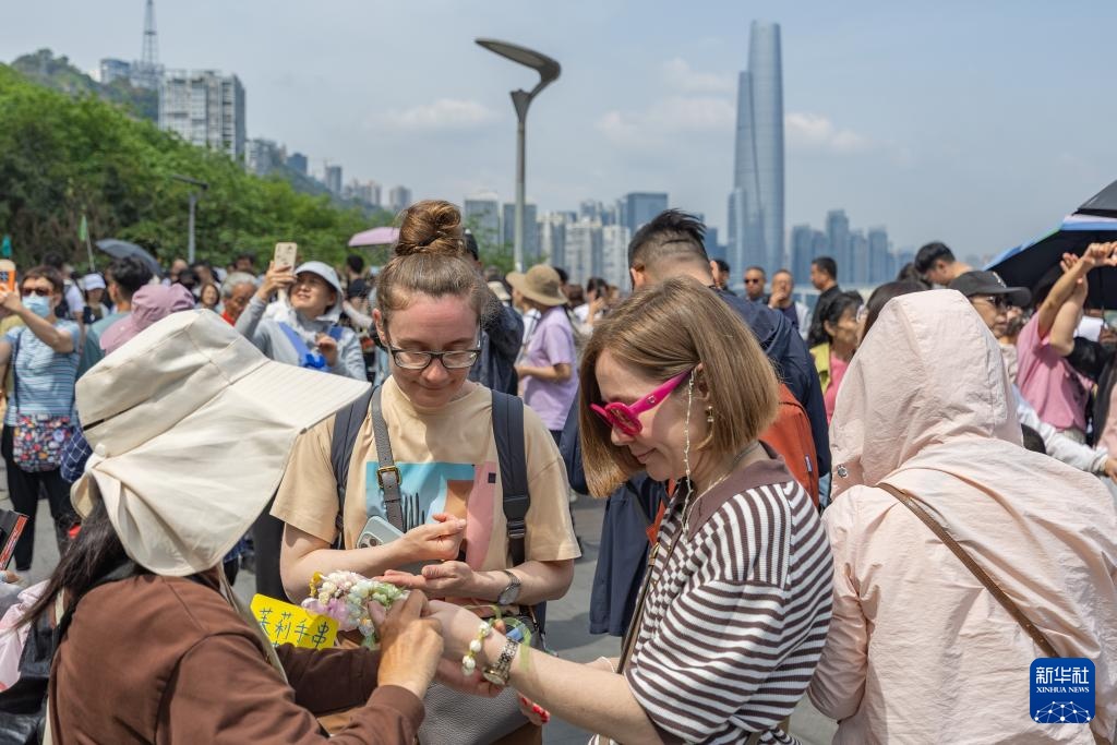 山城魅力引客来 外国游客沉浸式感受“中国式安全感”