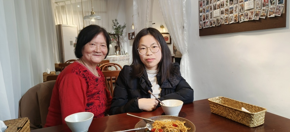 常德一高中拍毕业照，轮椅女孩被校领导推到C位，校方：她很努力，大家习惯了关照她