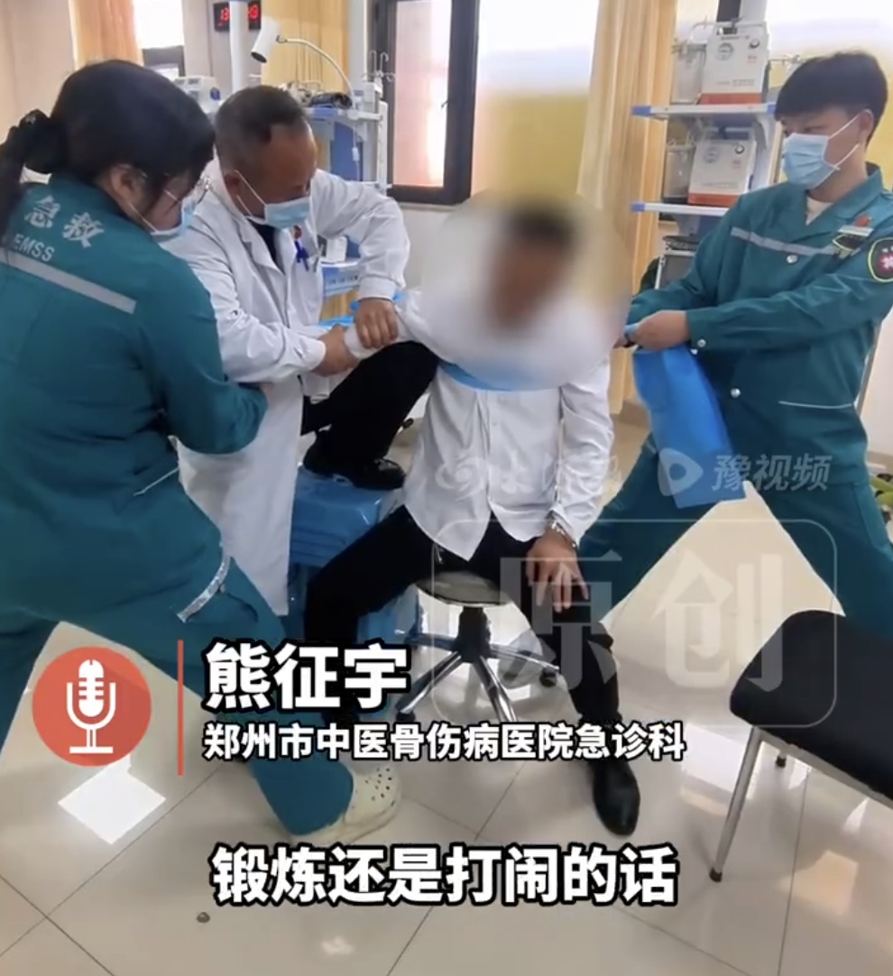 18岁儿子身高一米八，交了女朋友后找爸爸撒娇要零花钱，不小心将其胳膊“卸掉”