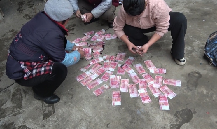 一斤半重的“巨烛”烧了三天两夜，最后竟惊动了消防员……