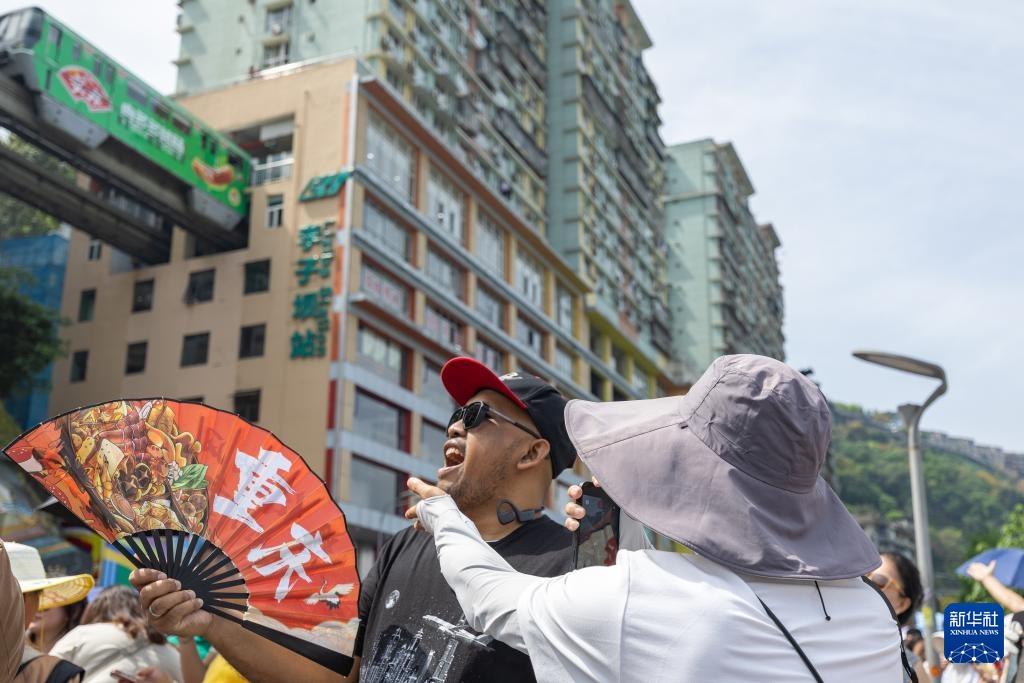 山城魅力引客来 外国游客沉浸式感受“中国式安全感”