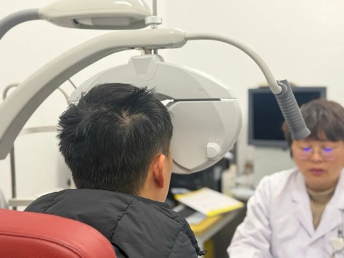 河南90后小伙儿确诊“老花眼”，省医专家：这些信号别忽视