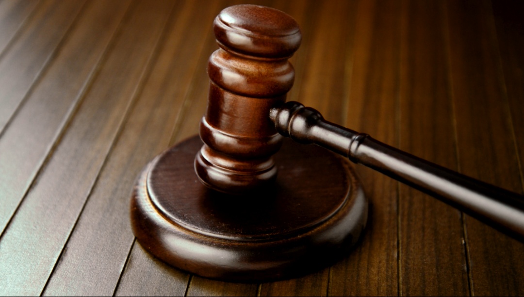 女子捡到他人手机，因解不开密码随手丢进草丛，致手机无法找回，法院：赔偿失主6000元