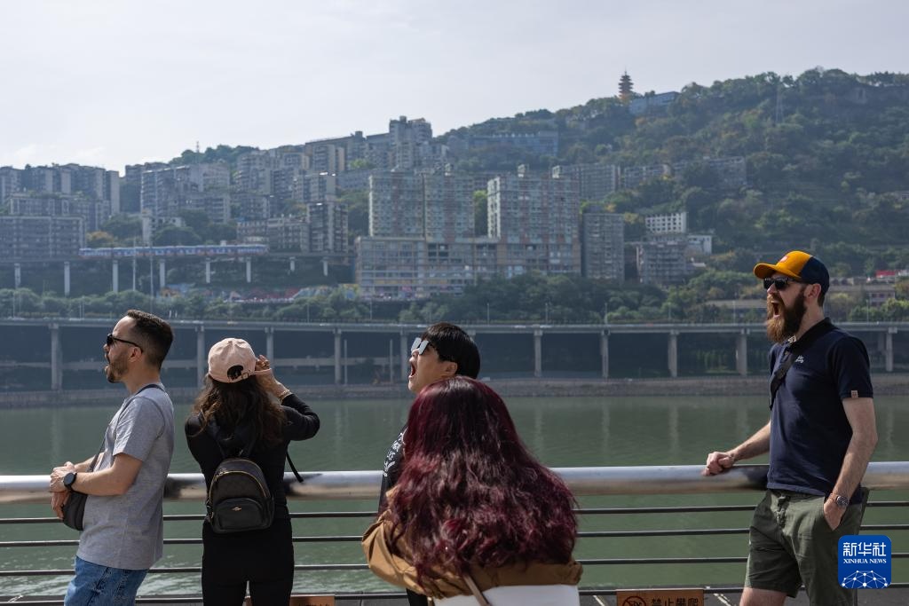 山城魅力引客来 外国游客沉浸式感受“中国式安全感”