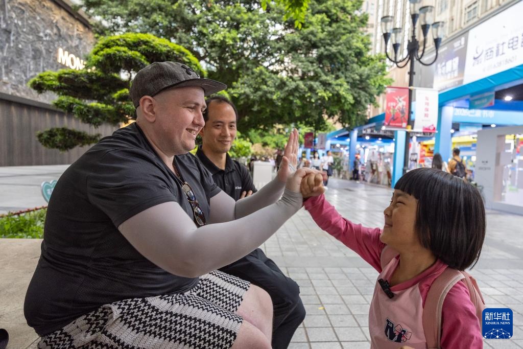 山城魅力引客来 外国游客沉浸式感受“中国式安全感”