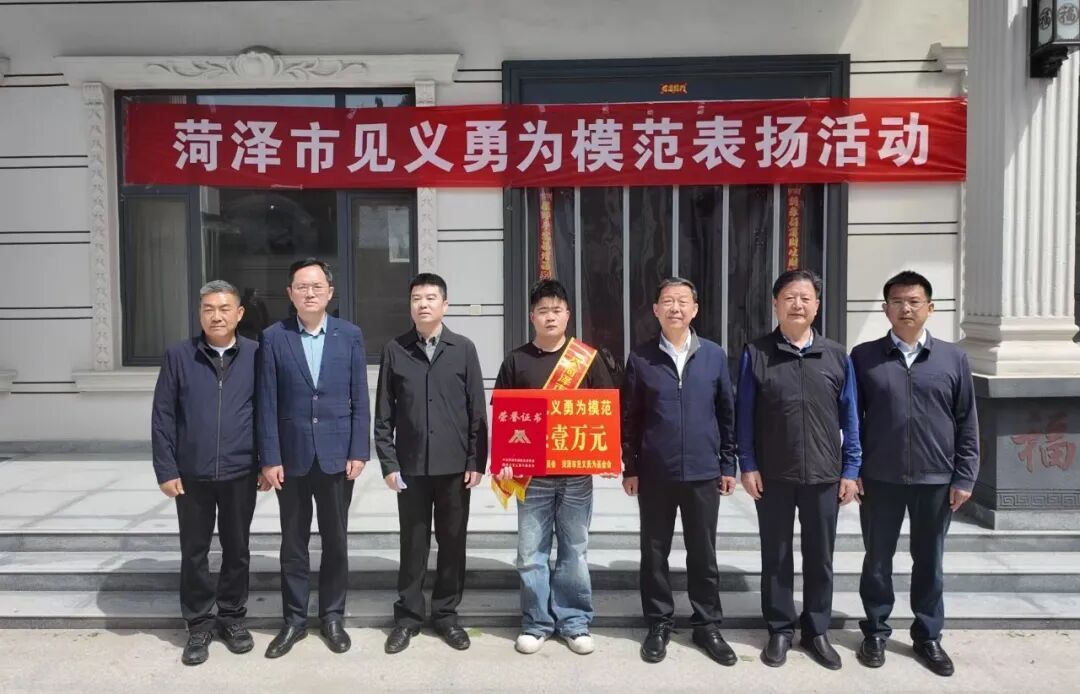 “妈，我在隧道救了个人，我可能出不去了……”