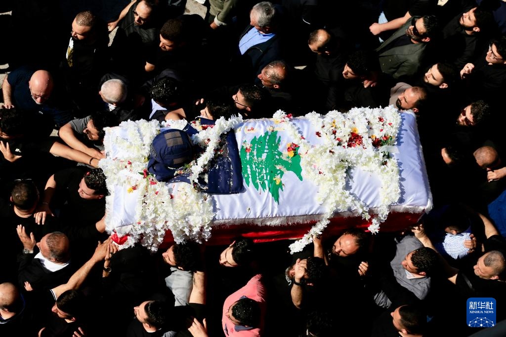 悼念在以军袭击中遇难的黎巴嫩女记者