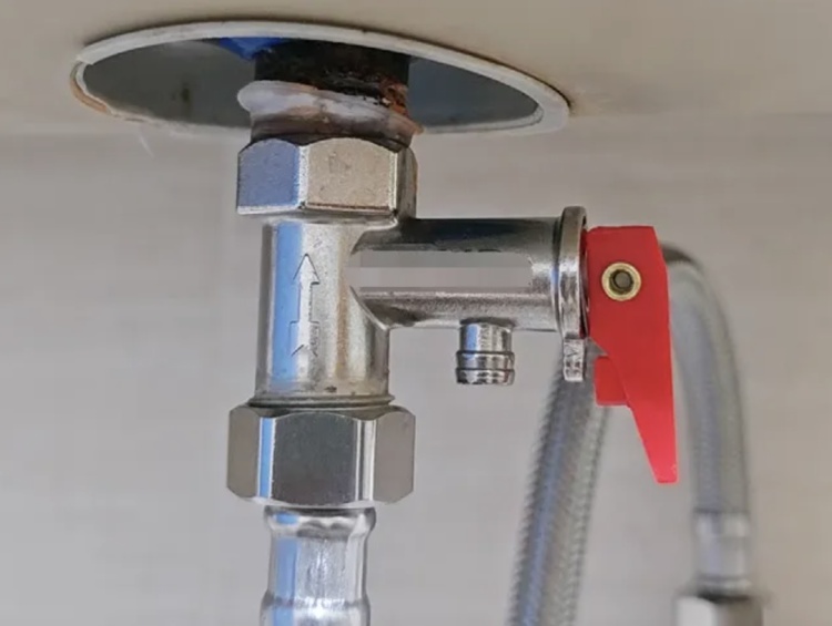 电热水器这里漏水正常吗？看完赶紧检查