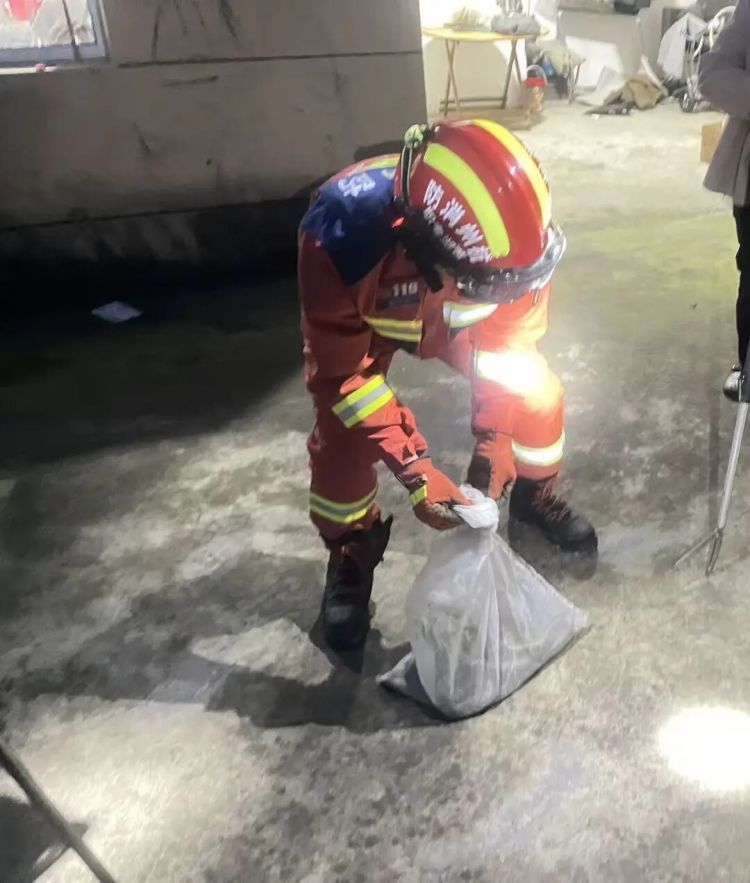 杭州女子开门吓傻眼：盘踞着2条大蛇！消防一看有3条，条条都有1米长，足足5.5斤