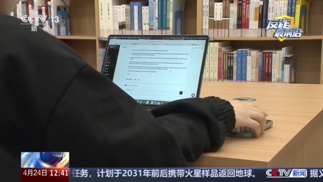 伪装校友、利用AI编造“真题”专骗留学生 案件细节曝光