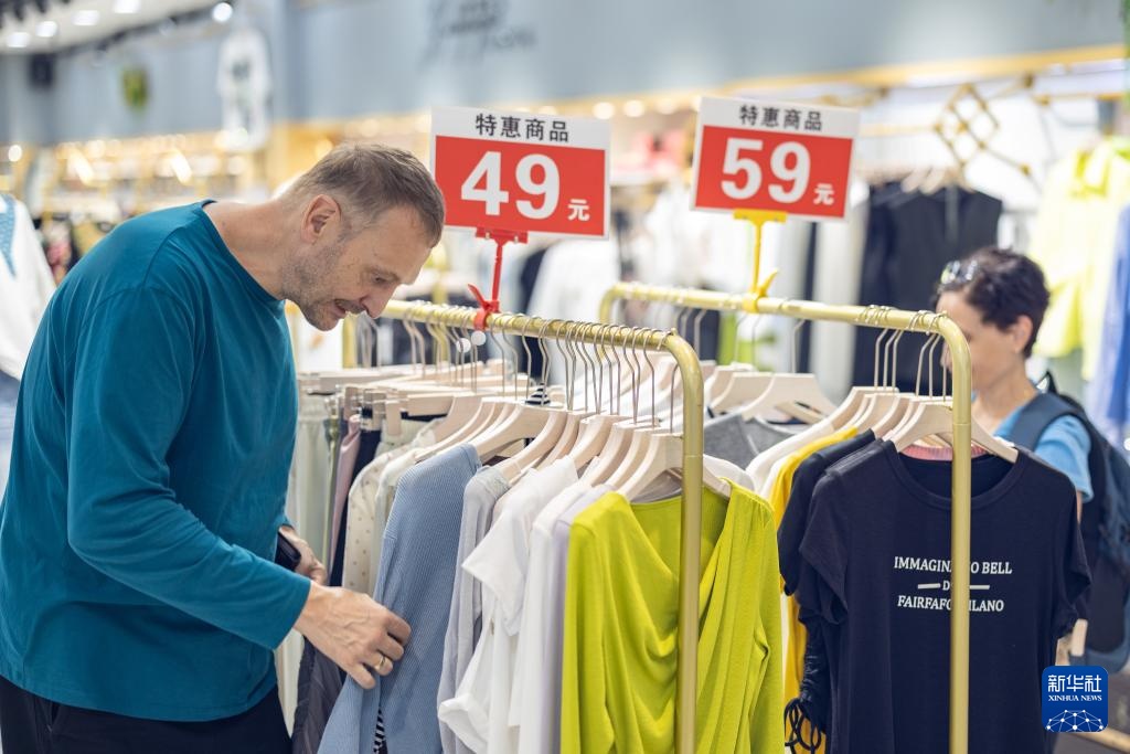 山城魅力引客来 外国游客沉浸式感受“中国式安全感”