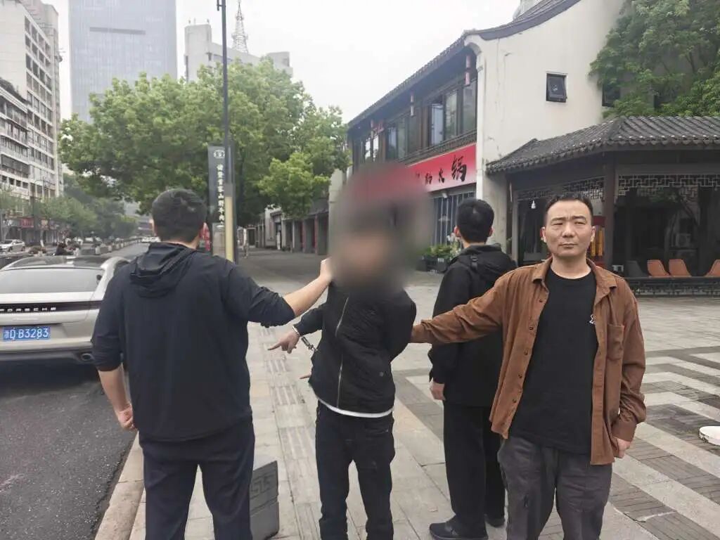 浙江男子捡了300元，以为意外之喜，打开车门瞬间破防