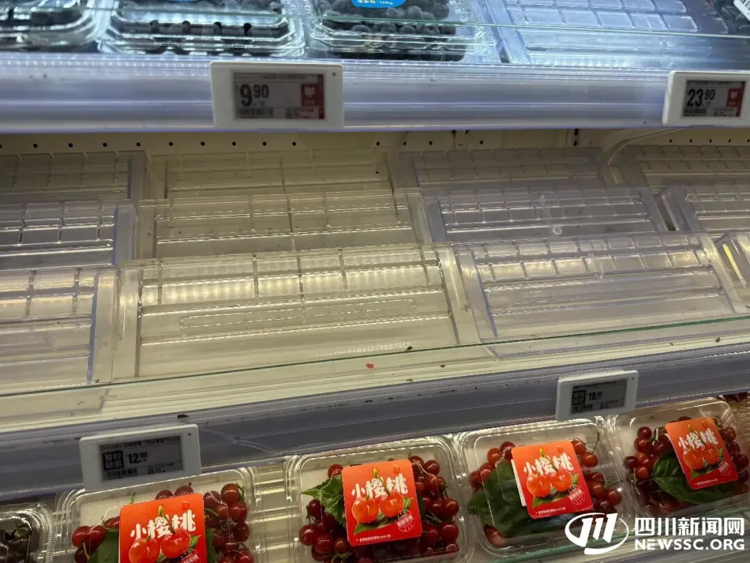 蓝莓价格大降五成，市民成桶买，专家提醒：那层“白霜”别搓掉