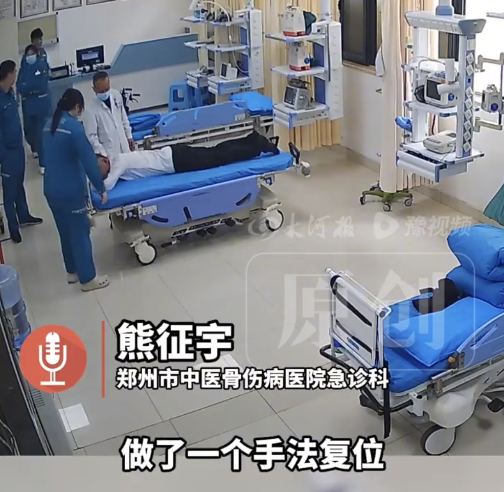 18岁儿子身高一米八，交了女朋友后找爸爸撒娇要零花钱，不小心将其胳膊“卸掉”