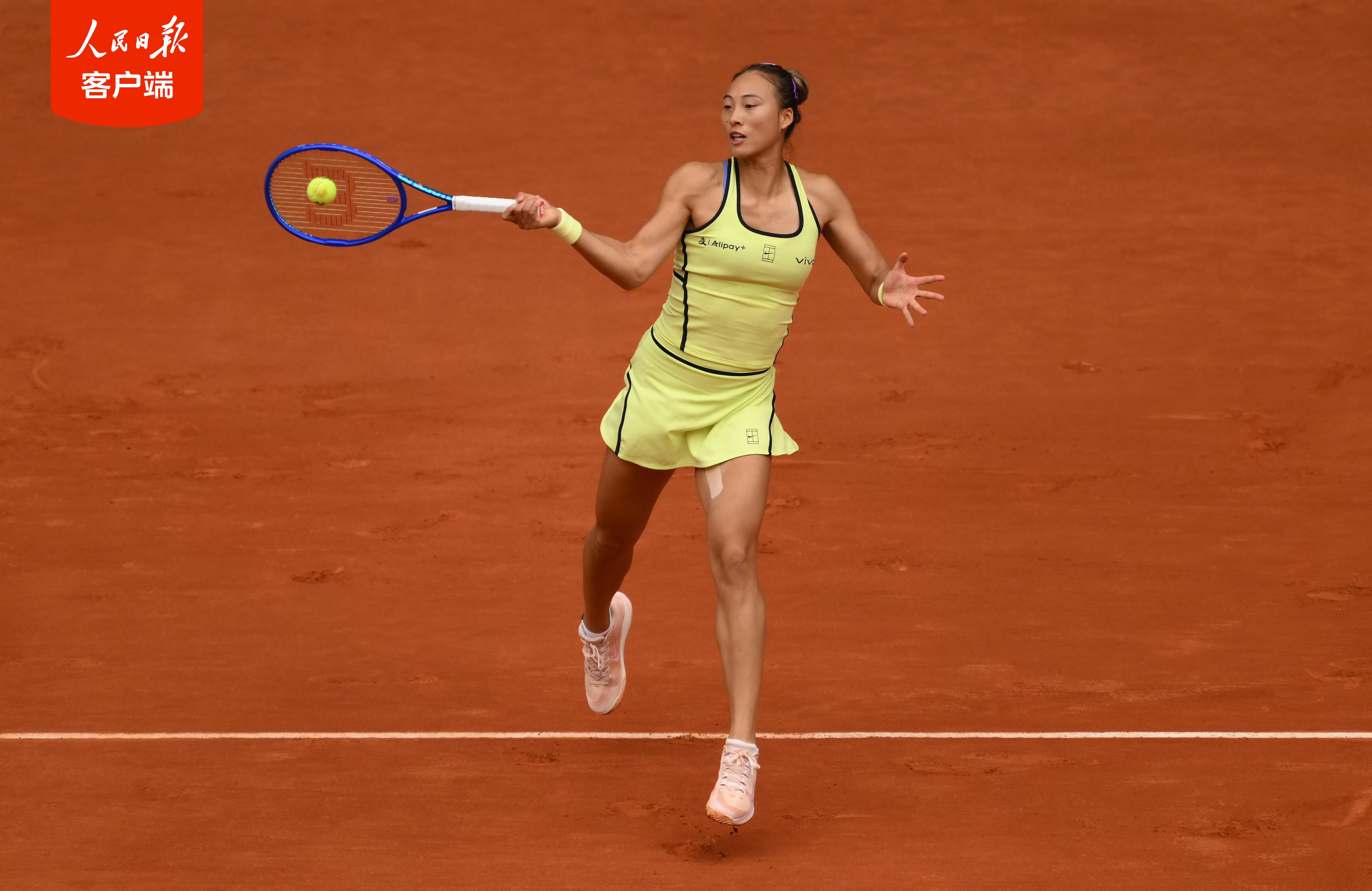 郑钦文迎红土赛季开门红