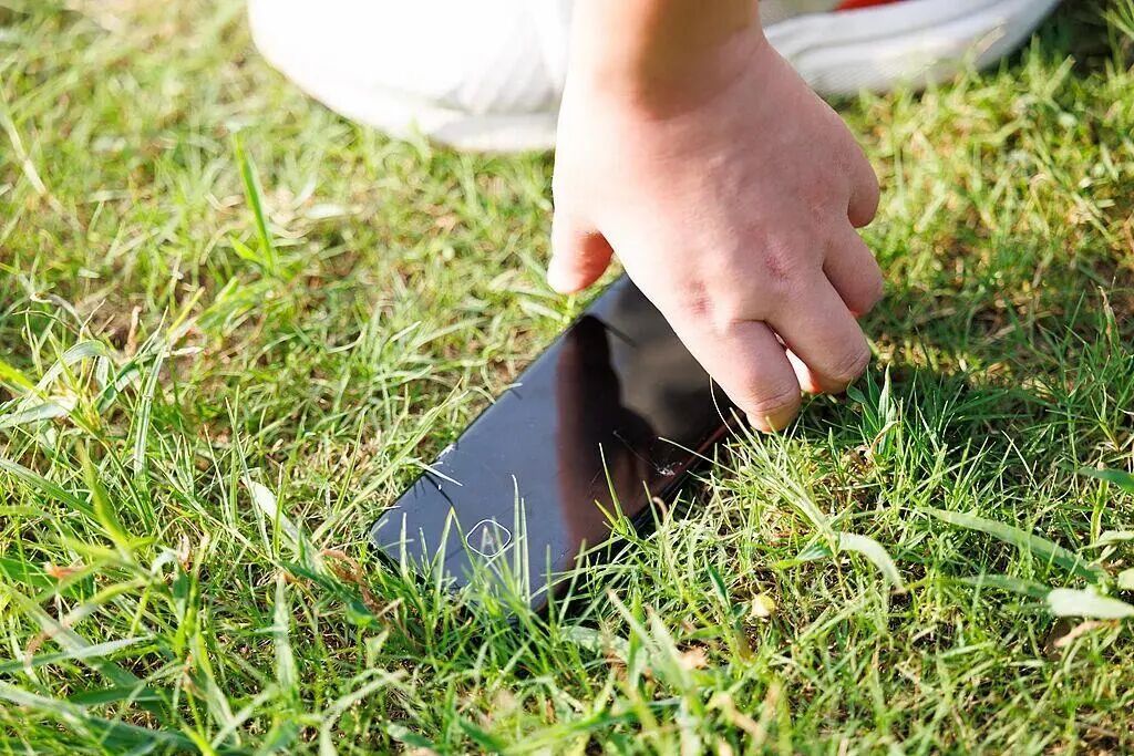 女子捡到学生的手机解不开密码丢草丛致彻底无法找回 法院：赔偿6000元