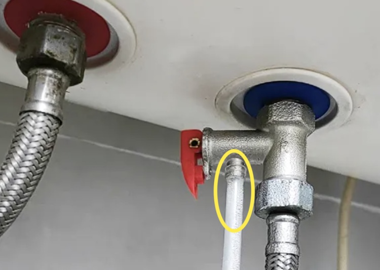 电热水器这里漏水正常吗？看完赶紧检查