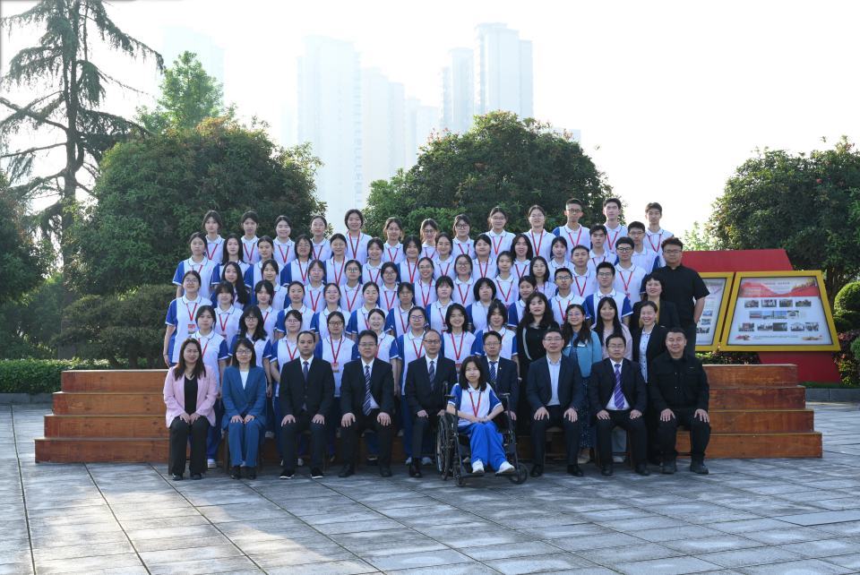 常德一高中拍毕业照，轮椅女孩被校领导推到C位，校方：她很努力，大家习惯了关照她