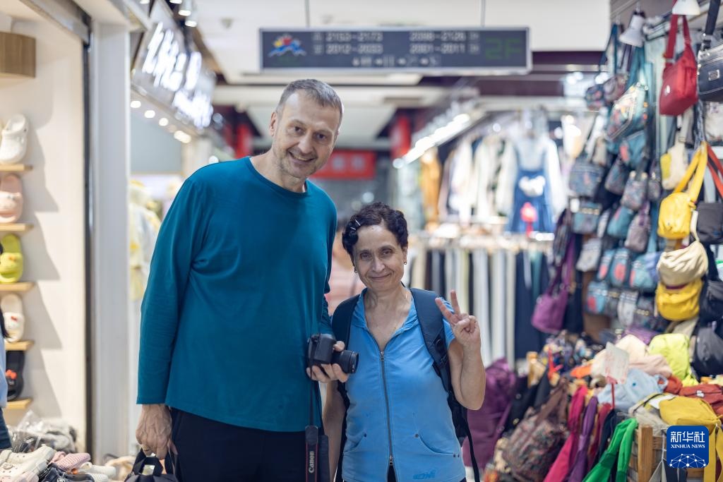 山城魅力引客来 外国游客沉浸式感受“中国式安全感”