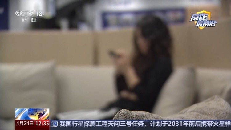 伪装校友、利用AI编造“真题”专骗留学生 案件细节曝光