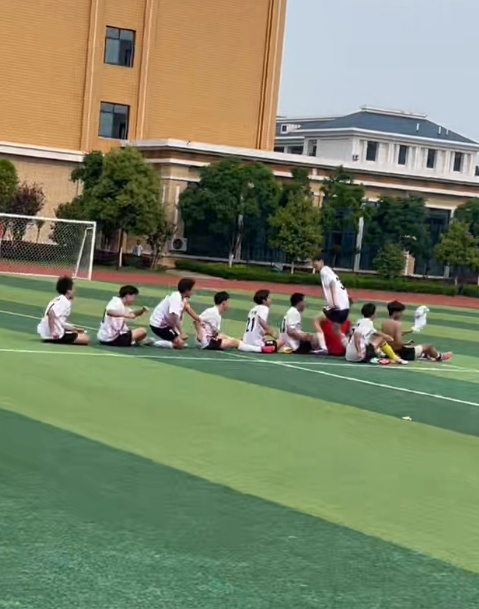 刻在麻阳人骨子里的龙舟基因，学生点球获胜后“划龙船”庆祝：想让更多人看到麻阳龙舟