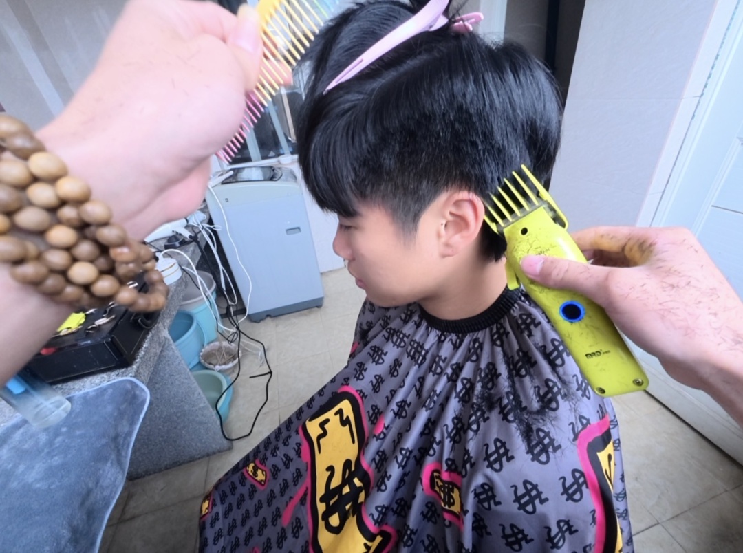 在大学宿舍里开理发店、做美甲……“睡在上铺的小老板”该支持还是该管？