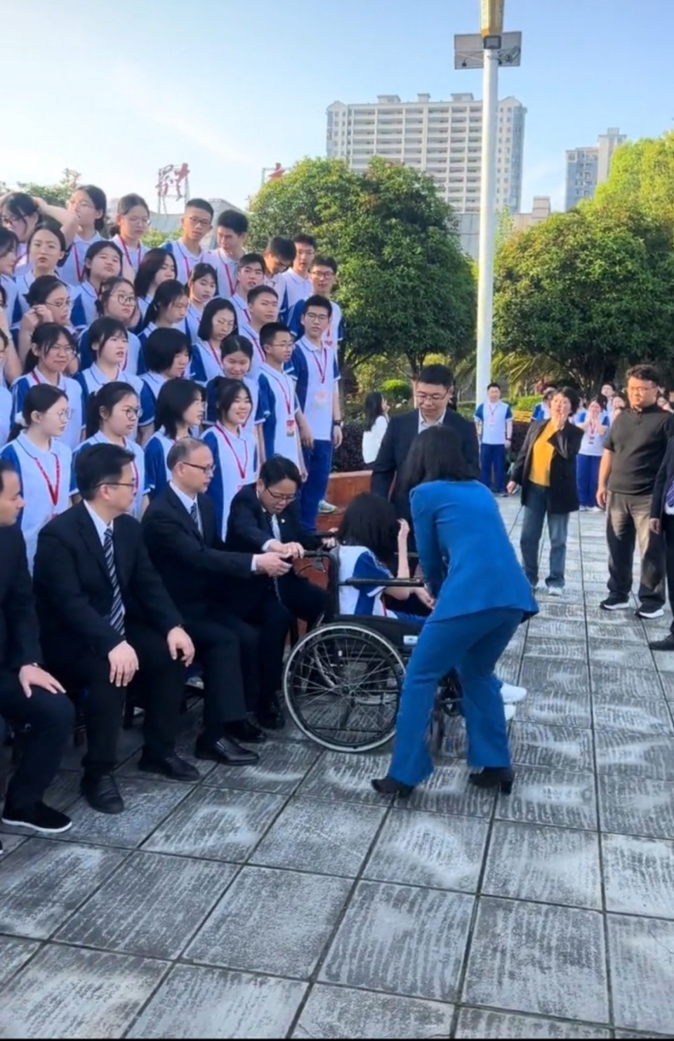 常德一高中拍毕业照，轮椅女孩被校领导推到C位，校方：她很努力，大家习惯了关照她