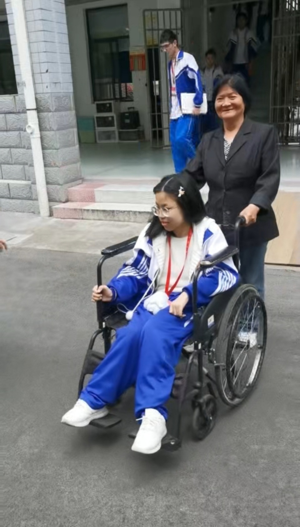 常德一高中拍毕业照，轮椅女孩被校领导推到C位，校方：她很努力，大家习惯了关照她