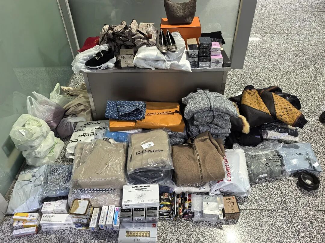 海关发现一旅客神色紧张，在其行李中发现手提包、化妆品、雪茄等物品共计280余件