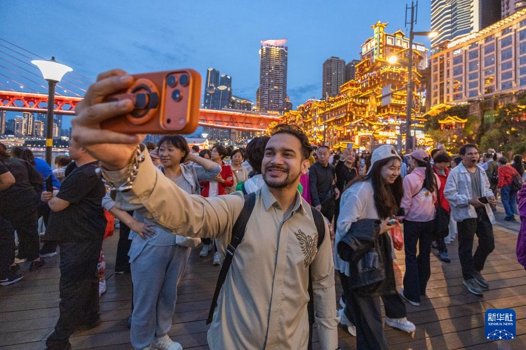 山城魅力引客来 外国游客沉浸式感受“中国式安全感”