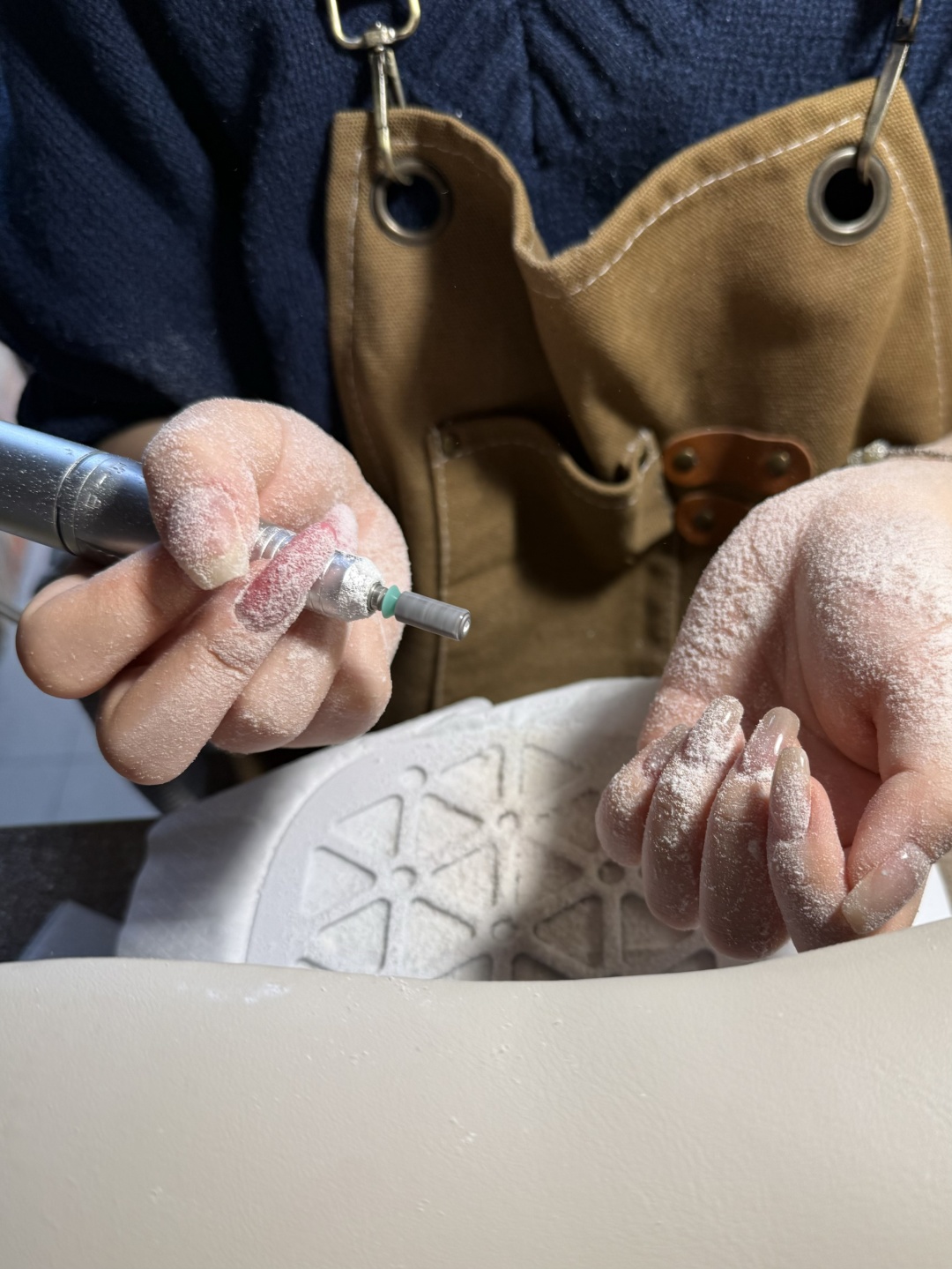 在大学宿舍里开理发店、做美甲……“睡在上铺的小老板”该支持还是该管？