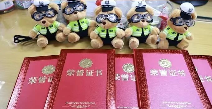 民警走进小学校园，找到了这5名同学